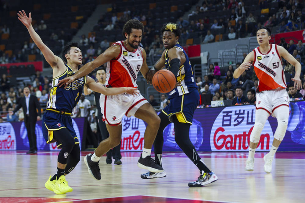 江苏、广东等地篮球赛事频繁引热议
