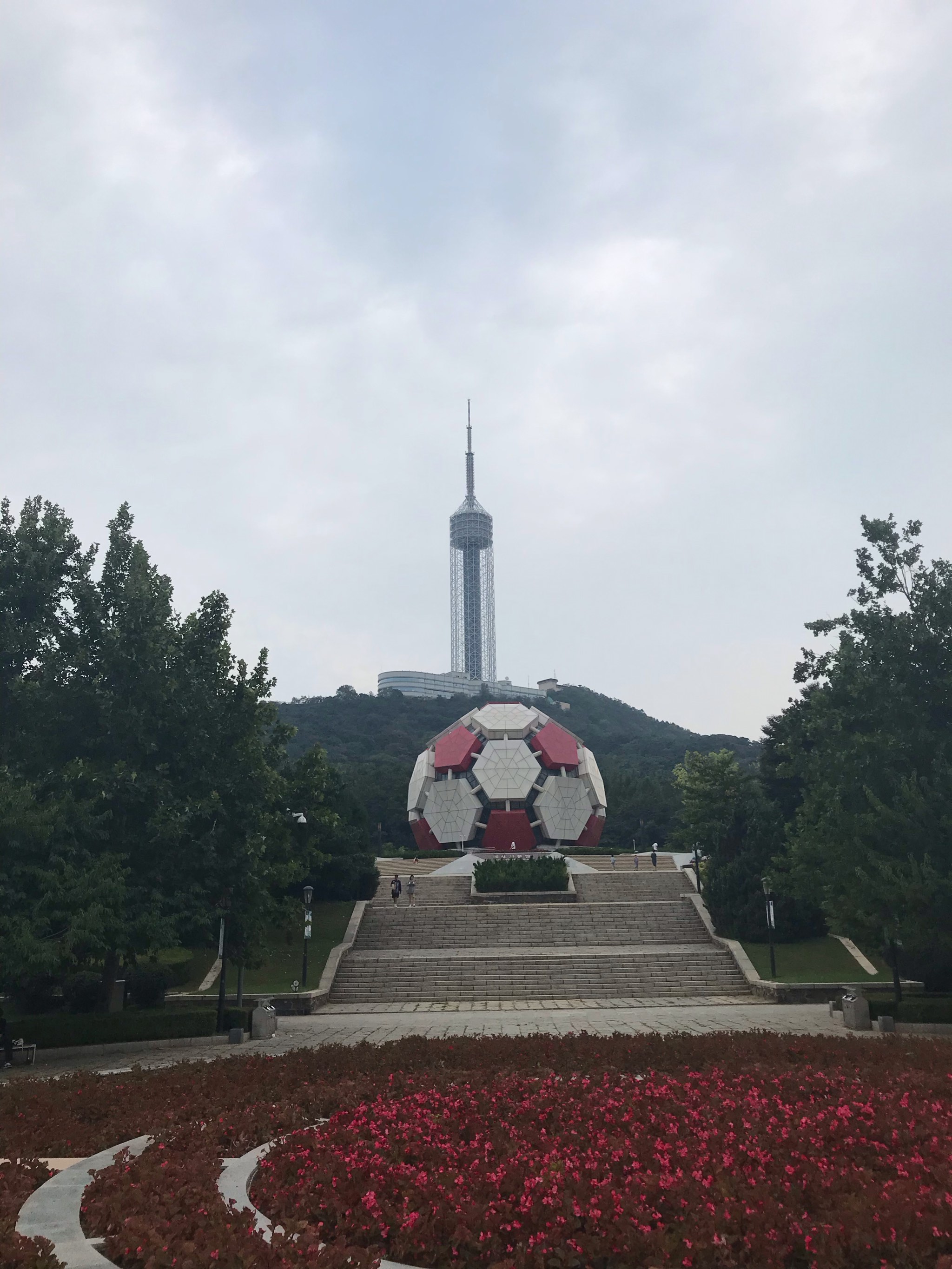 关于特色足球主题公园成为城市新地标，吸引大量游客的信息
